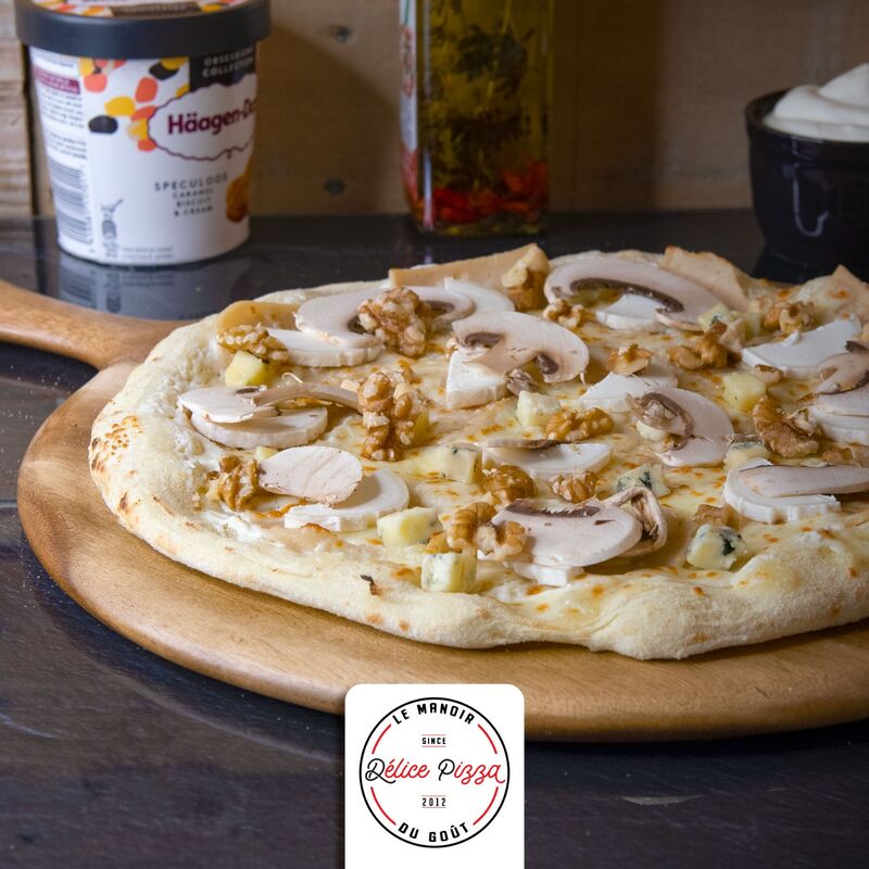 LA FORESTIÈRE : crème fraiche, blanc de poulet, mozzarella, chevre, bleu, champignons, noix, persillade.