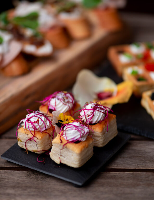 Tartaletki na cieście francuskim / burak / kozi ser