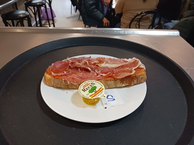 Tostada con jamon, tomate y AOVE