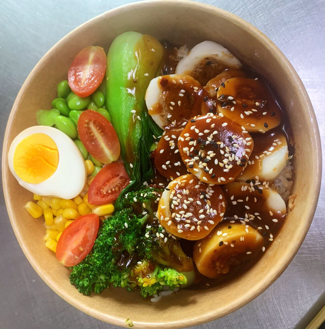 Poke Bowl Fischbällchen mit Fleisch Füllung 