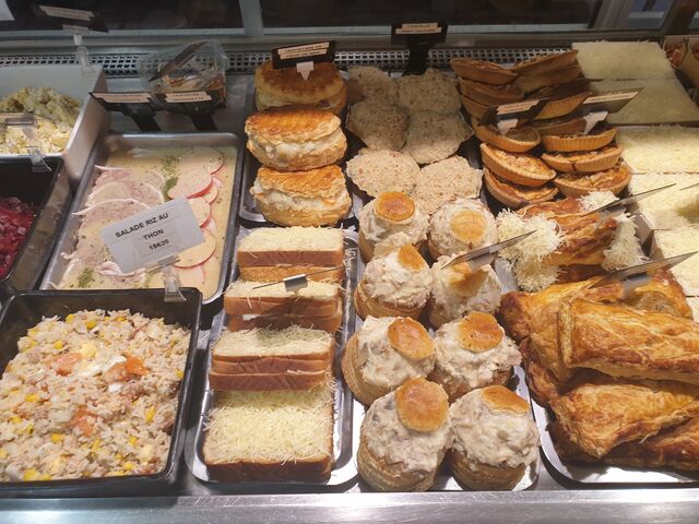 Bouchée a la reine, coquille St jacques, croustade de fruit de mer, croque monsieur, roulé au fromage, friand, quiches,salade ma