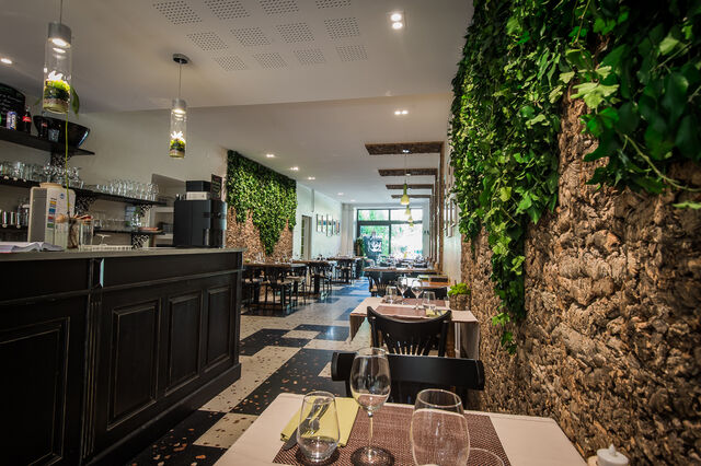 Une salle intérieure verdoyante où il fait bon vivre