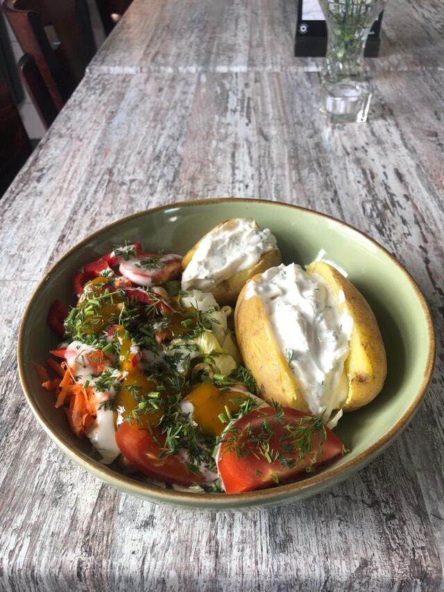 Ofenkartoffel mit Salat