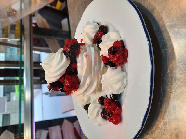 Merengue relleno de frutos rojos con nata.