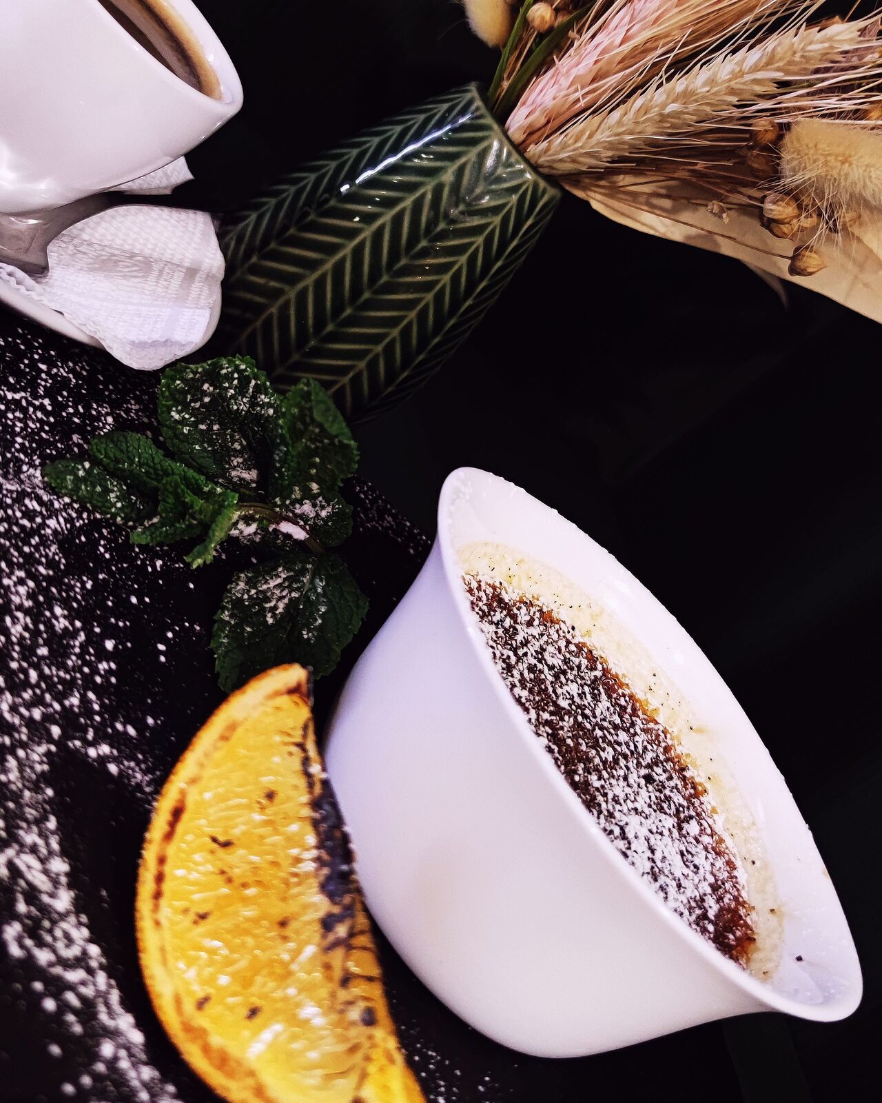 Крем-брюле - ніжний молочний десерт, один з фаворитів серед маленьких гостей.