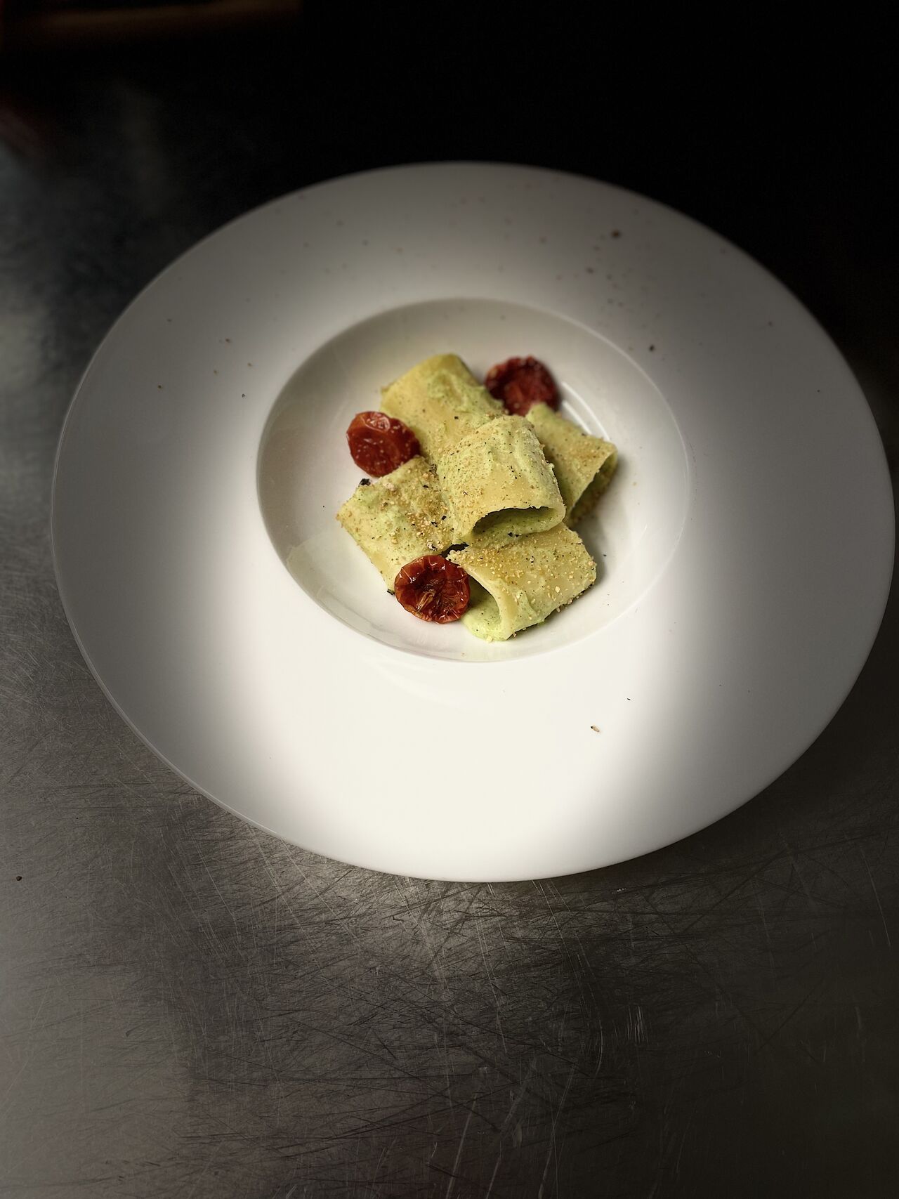 Paccheri con salsa ai broccoli, acciughe e pomodorini confit
