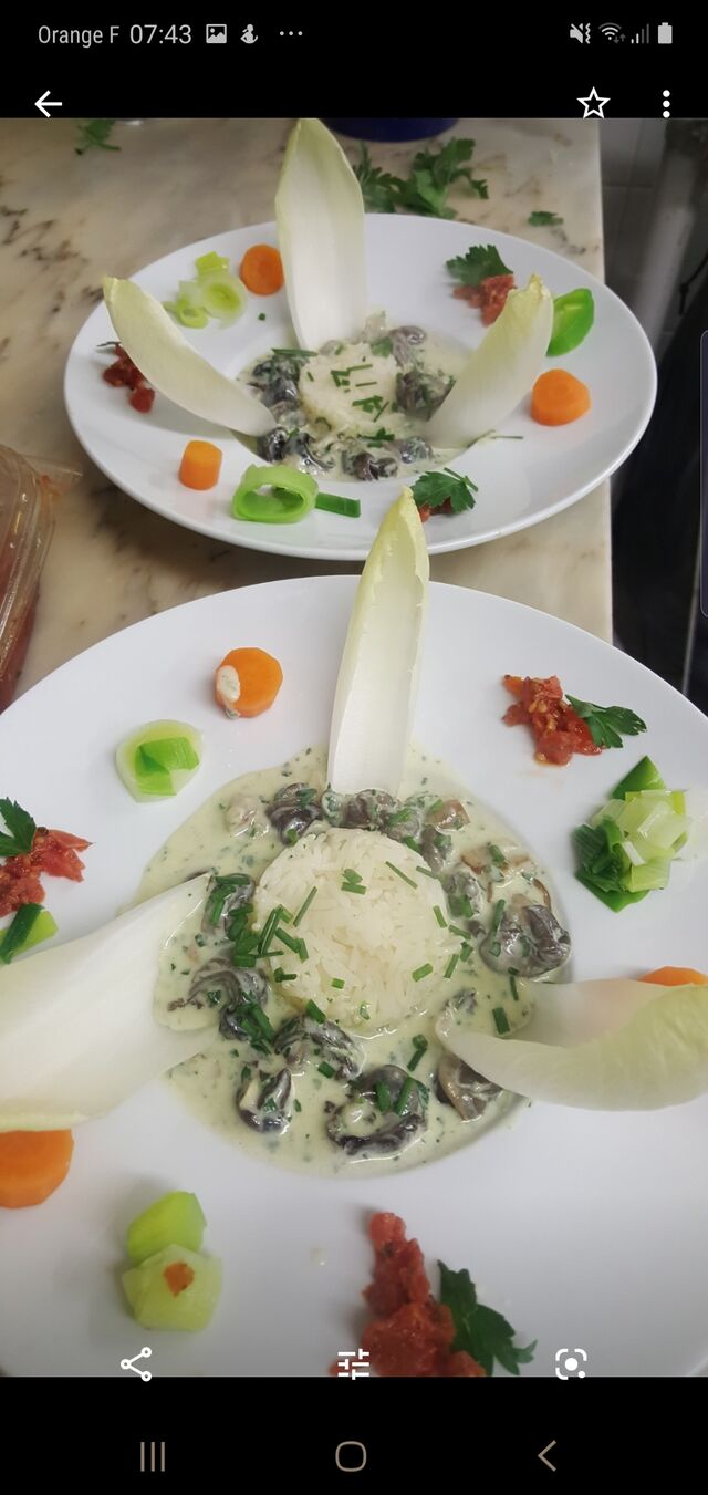 La cassolette d 'escargot de Bourgogne aux girolles ..crème persillade
9.50 euro p pers 