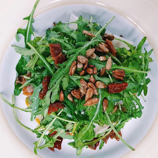 Berenjena asada con chorizo canario, rúcula, tomatitos confitados y frutos secos