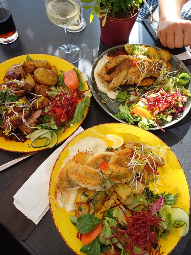 Geflochtenes Zanderfilet, Geflochtenes Dorschfilet und Schwarzbierzwiebelsteak