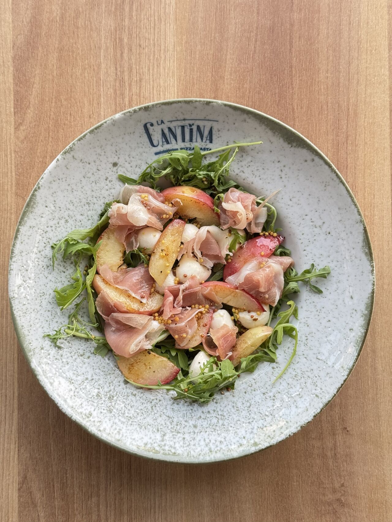 Salat s jemné krémovou mozzarellou