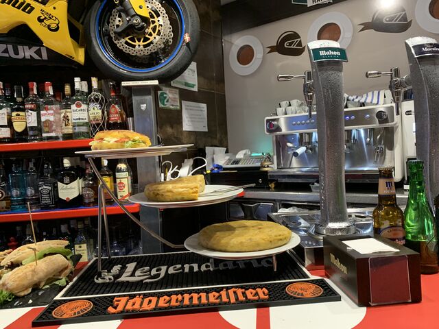 Desayunos completos y a buen precio .
