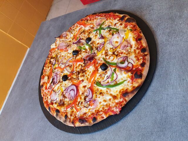 POULET BASQUE:
Base tomate, poulet, sauce basque, poivrons, oignons, mozzarella, olives.