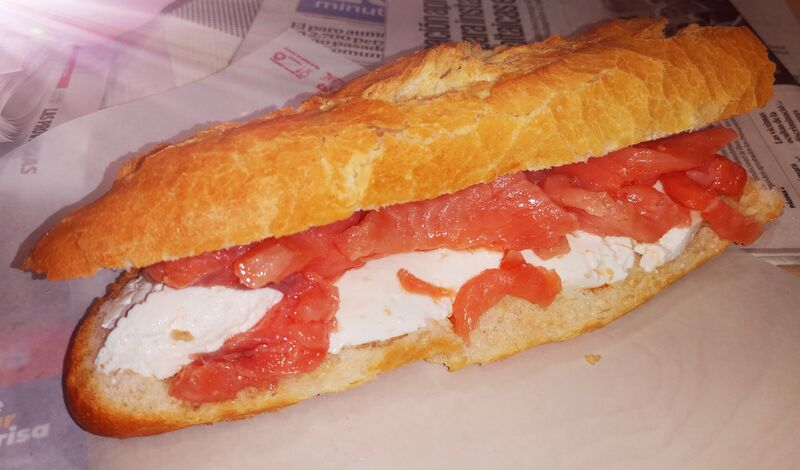 BOCADILLO DE LA CARTA SALON CON QUESO