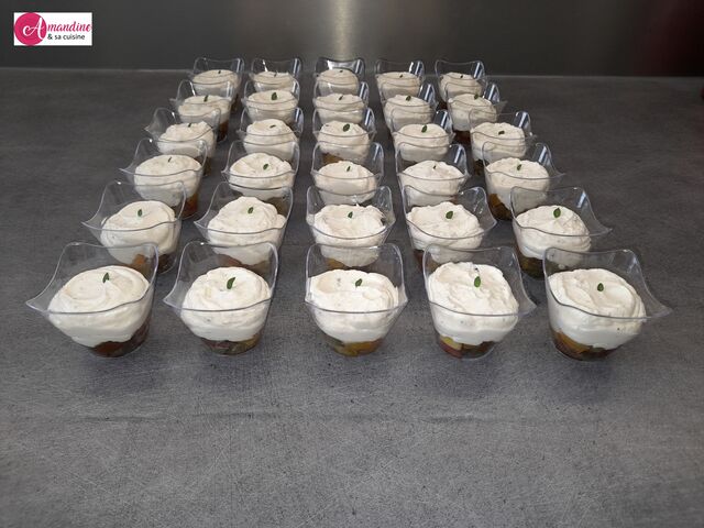 Verrines de fromage frais aux herbes aromatiques du jardin et duo de tomates