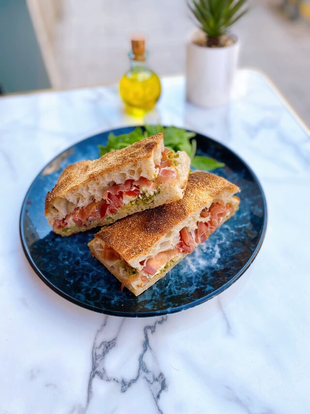 Sandwich focaccia avec que des produits en direct d'Italie et un pain boulanger