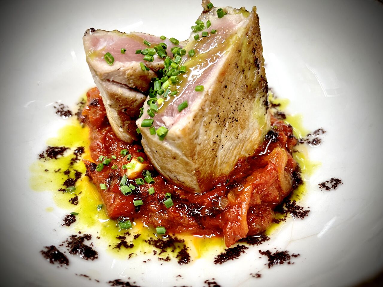 Ventresca de atún con sofrito kimchee, olivada y albahaca 