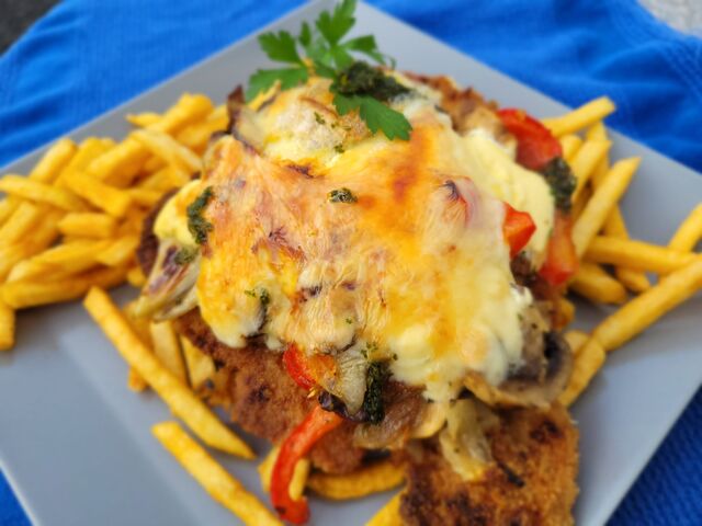 gratiniert mit frischen Pilzen, Zwiebeln, Paprika und hollandaise