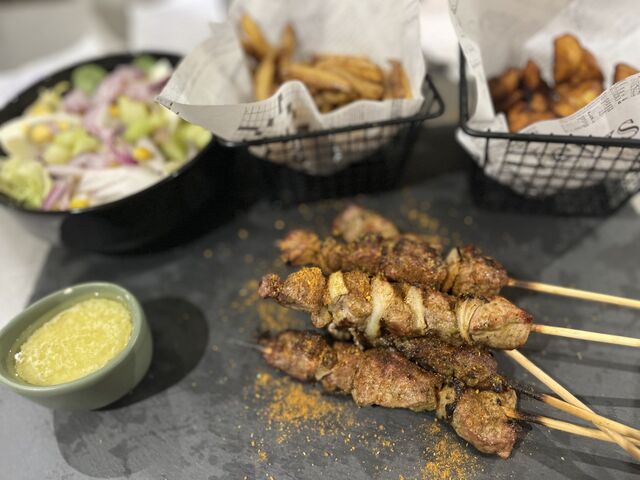 Assiette de bananes plantain accompagnées de ses grillades