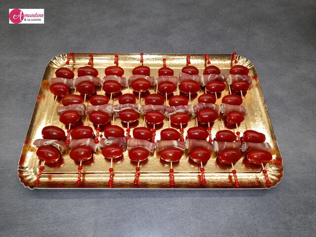 Mini-brochettes de tomates cerises, jambon cru et fromage frais au pesto verde