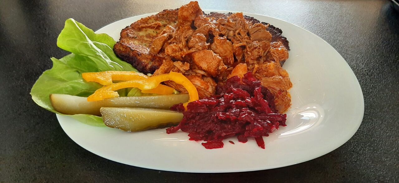 JADŁO DRWALA ( PLACKI ZIEMNIACZANE Z GULASZEM)