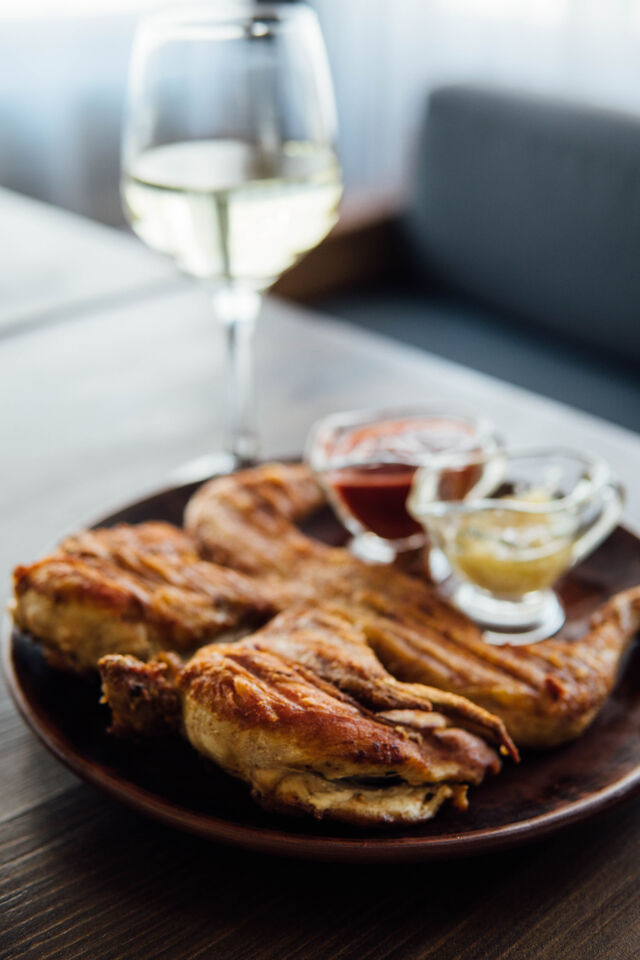 Курча табака, зпечене на кеци