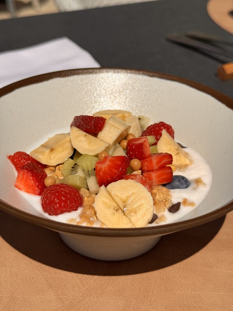 Yogourt Griego con granola y fruta fresca