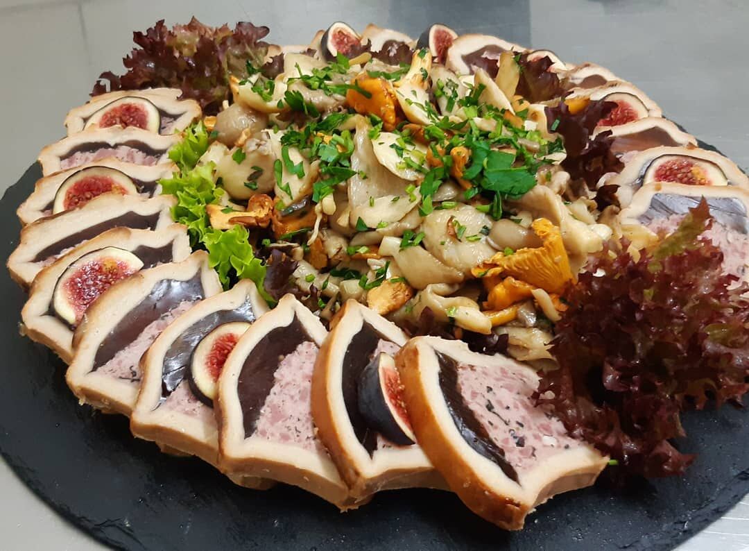 Hirschpastete mit sautierten Waldpilzen und frischer Petersilie