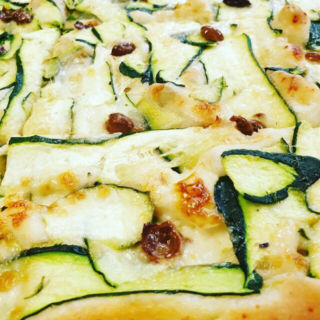 Focaccia con Zucchine, Crescenza, Olive Taggiasche e Pecorino