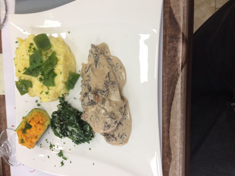 Suprême de volaille sauce estragon,écraser de pomme de terre,légumes frais assortis.