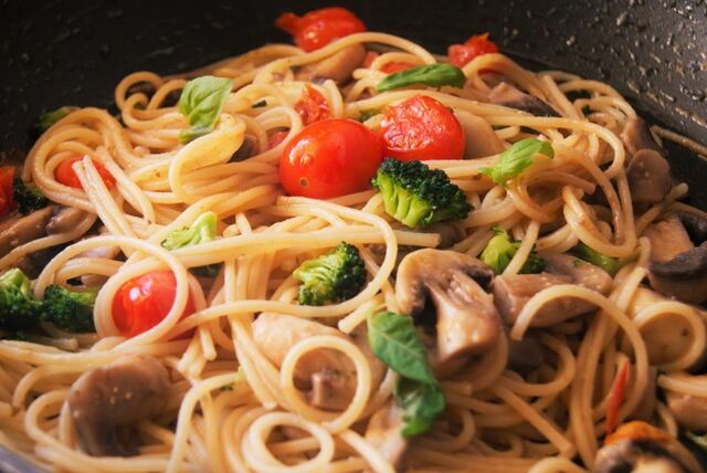 Esparguete de Legumes e Cogumelos Salteados