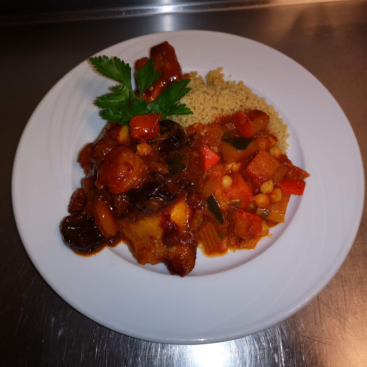 mijoté de poulet aux fruits secs accompagnée de semoule et poêlée de légumes à l'orientale