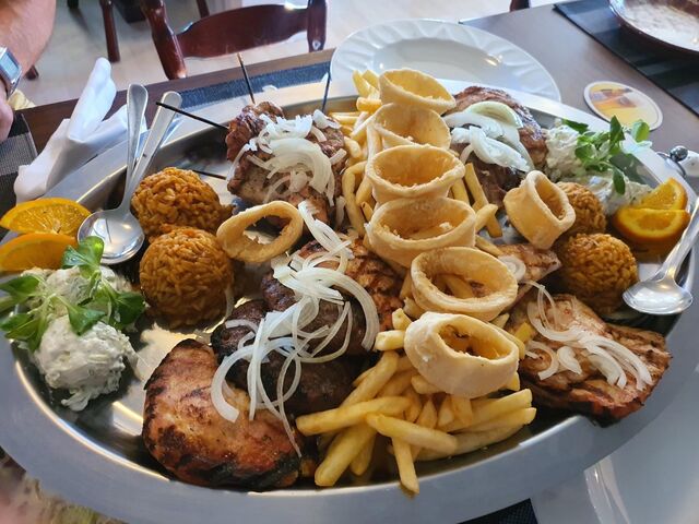 Fisch und Fleischplatte
