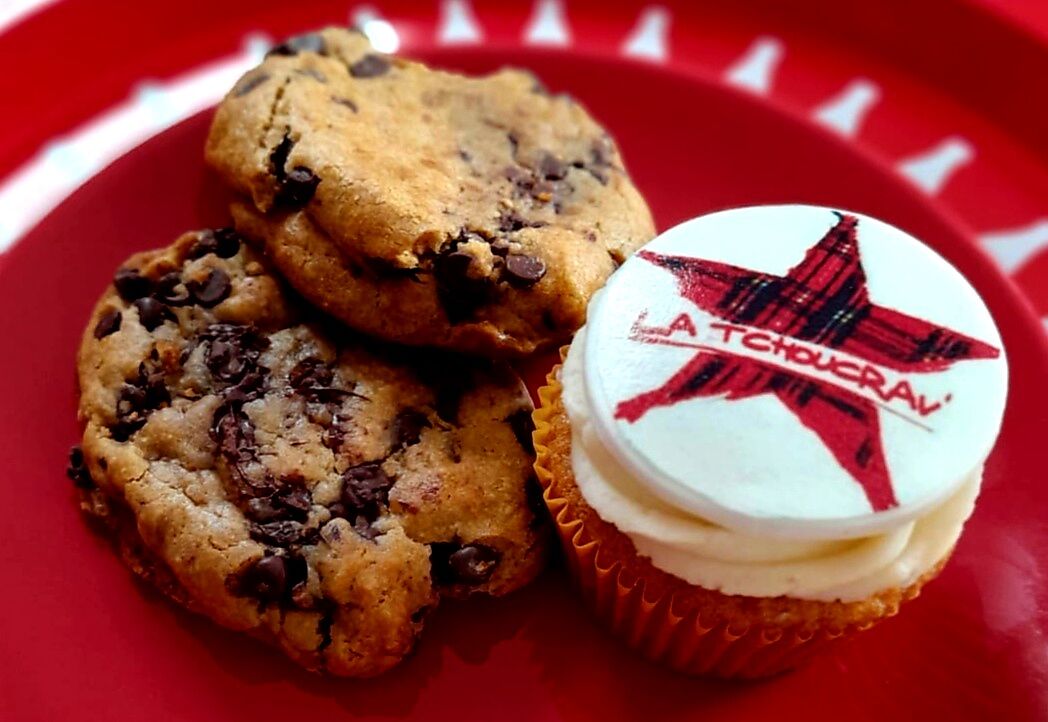 Cupcake Vanille avec déco logo, cookies pépites au chocolat