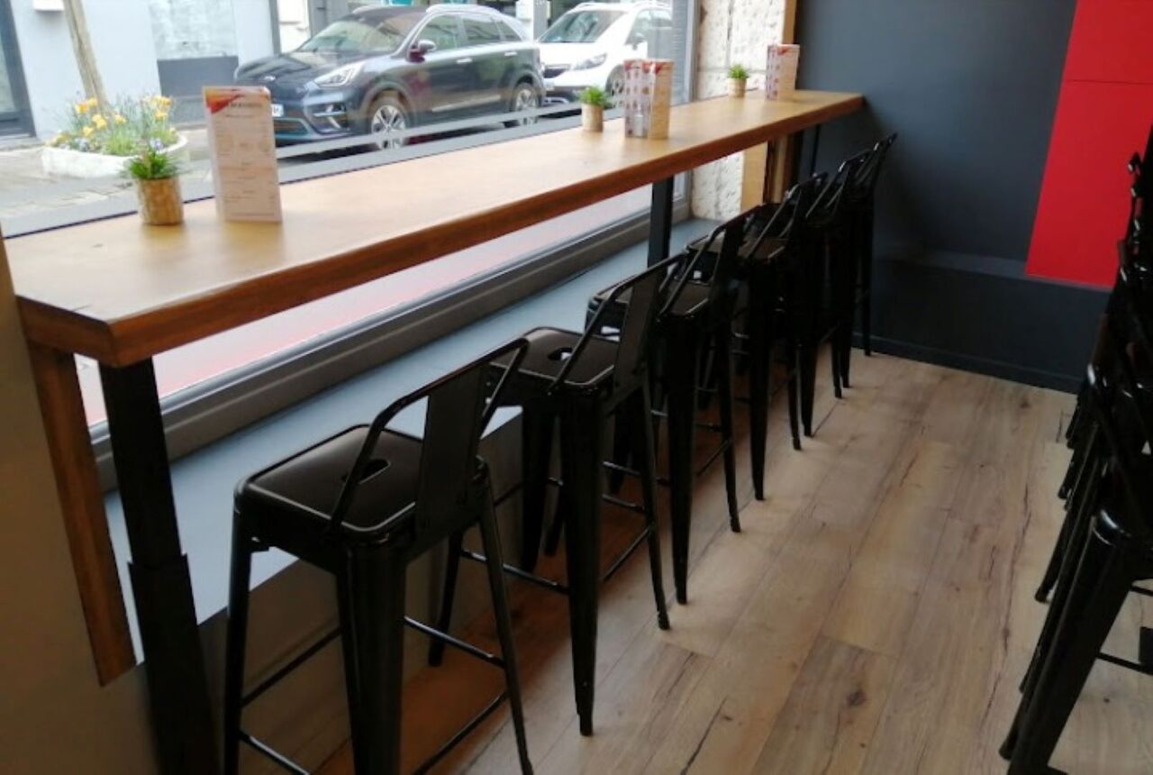 LE KLUB - Longue table-bar et chaises hautes offrant une assise confortable, une vue citadine et une très bonne luminosité.