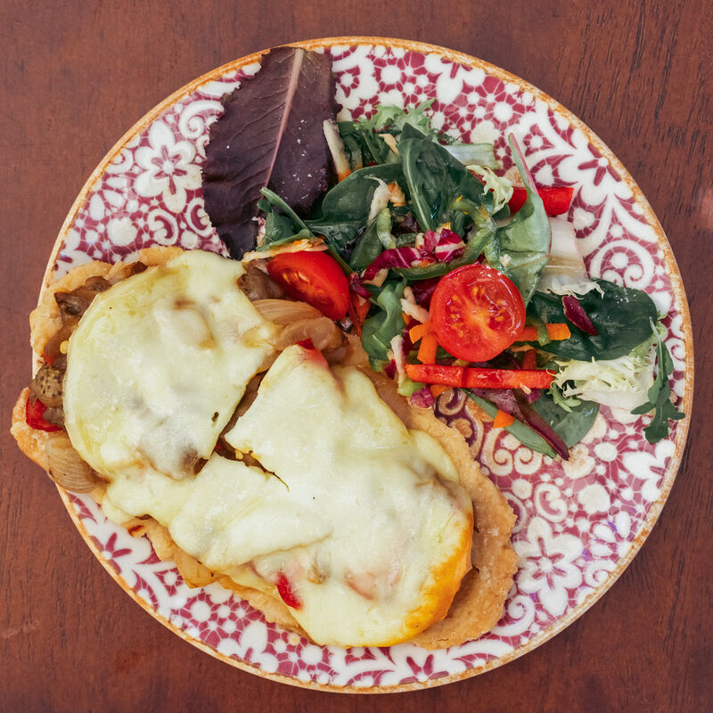 Coca Xeixa y queso mahonés