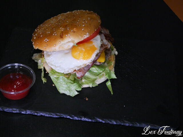 Recette classique mais toujours efficace : le EGG burger est pour vous ( steak, œuf, bacon ) MIAM!