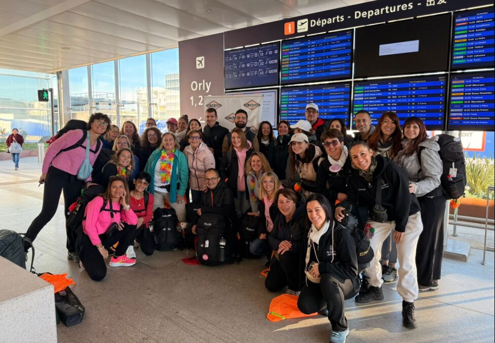 Tous le groupe en attente de leur destination