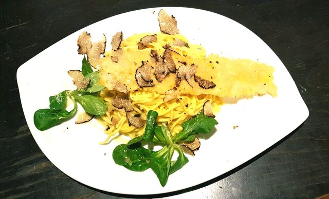 Hausgemachte Nudeln mit frischem Trüffel und Parmesan Chips serviert