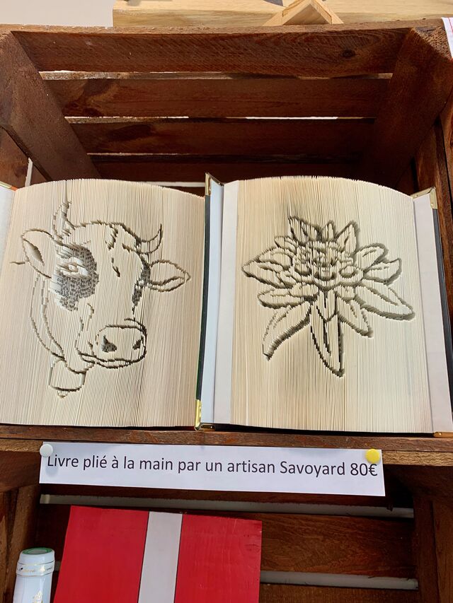 Livre plié par un artisan savoyard