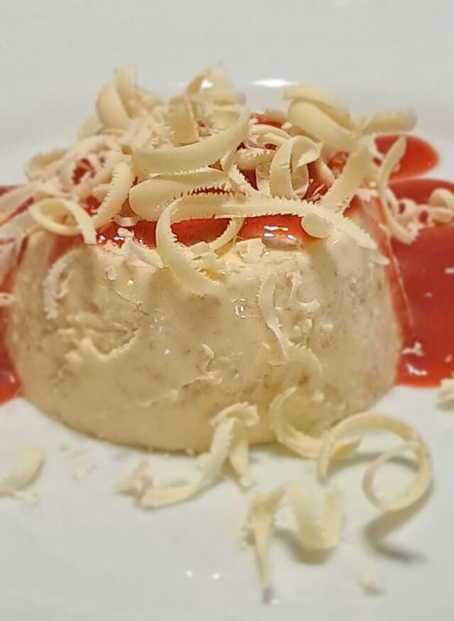 Panna cotta ruvida con cioccolato bianco e salsa di fragole