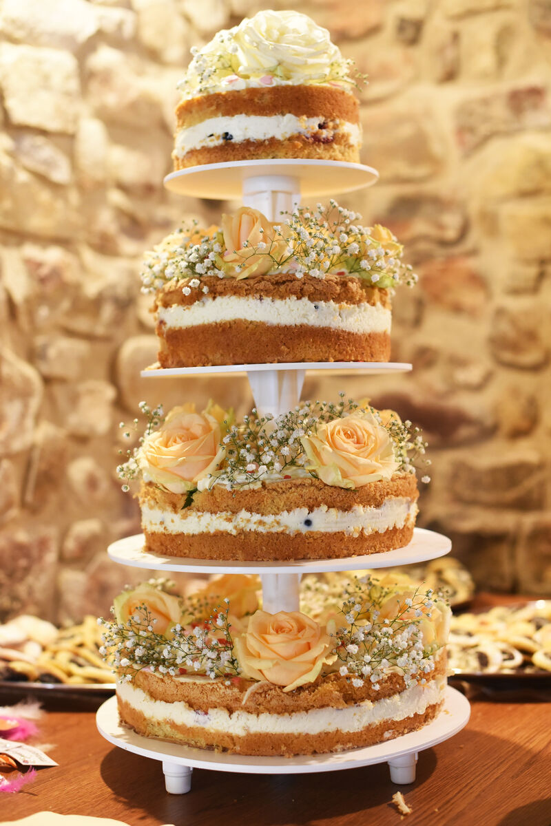 Svatební dort na stojanu