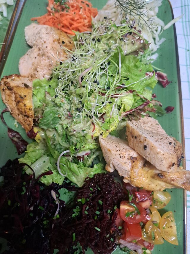 Großer Salat mit Maishähnchen Supreme