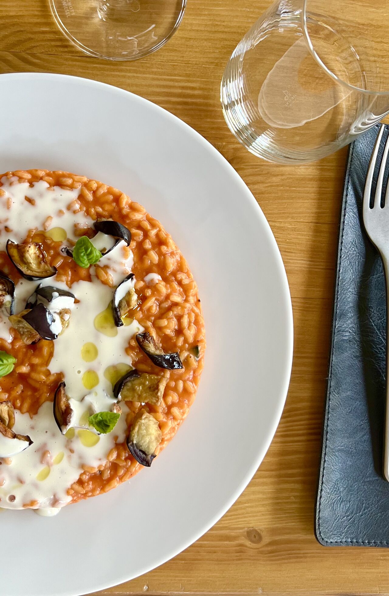 Risotto al pomodoro, crema al parmigiano e melanzane fritte