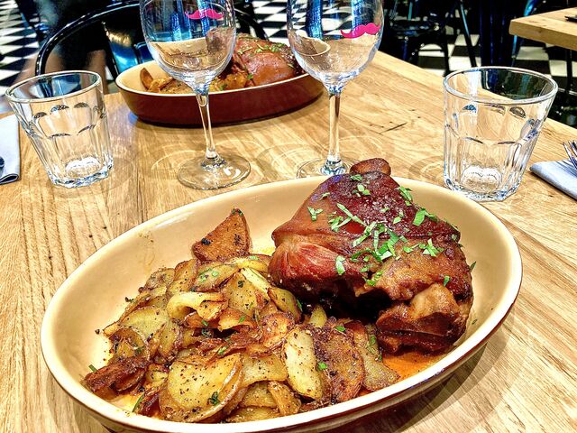 Petit jarret de porc braisé et pommes de terre aillées et persillées 