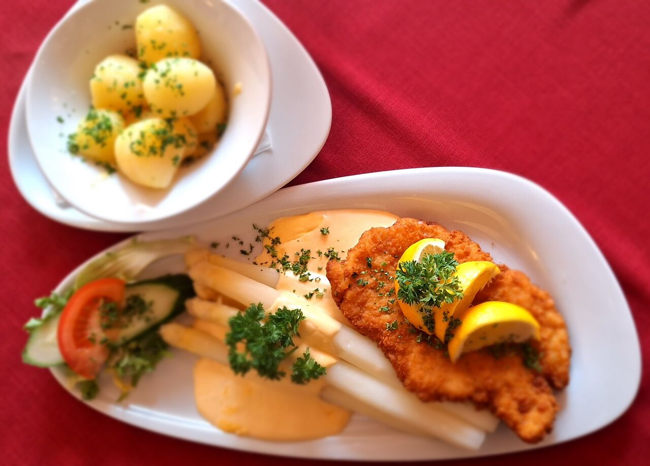 Frischer Spargel mit Schweineschnitzel