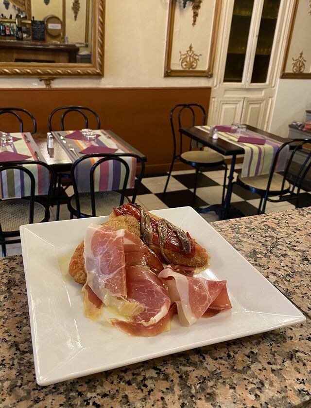 Pa amb tomàquet pernil i anxoves