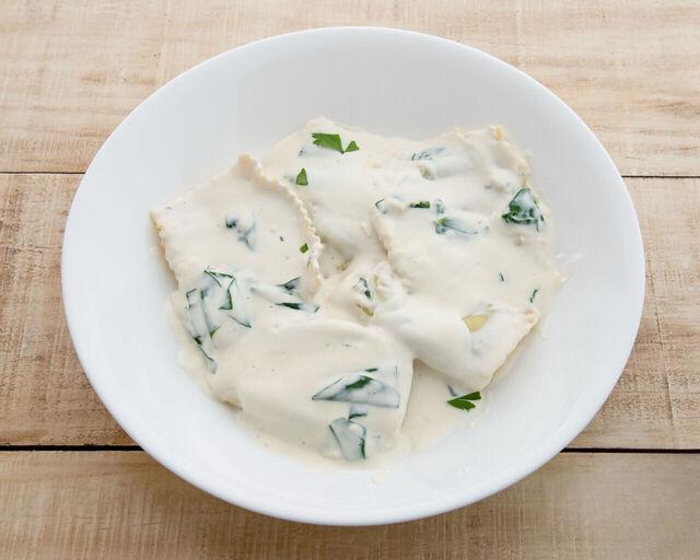 Raviolis rellenos de queso parmesano y espinacas 