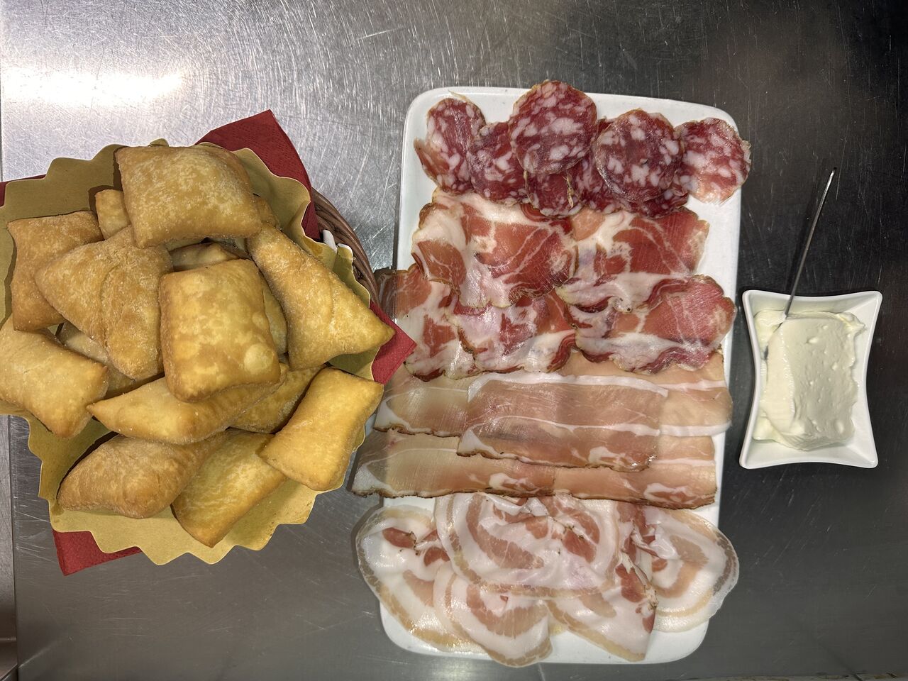 Sgabei con salumi e stracchino.