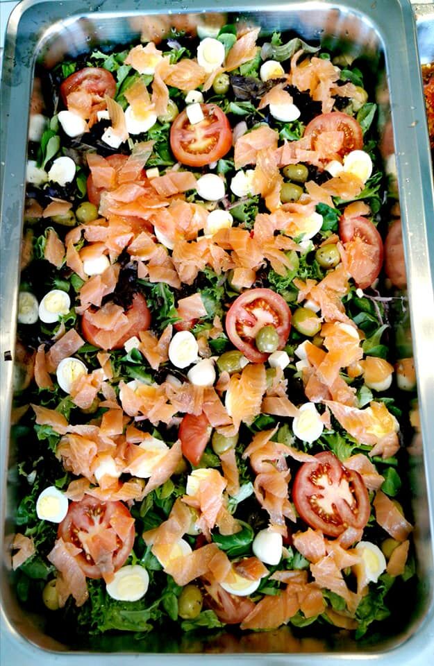 Salade de saumon fumé, oeufs de cailles et tomates, sauce agrumes