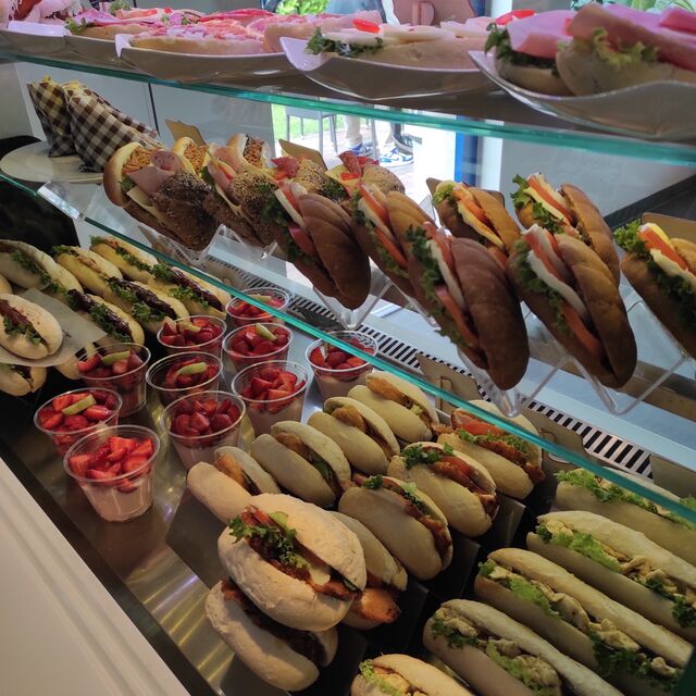 Ob belegte Brötchen; frischer Joghurt oder Muffins für den süßen kleinen Hunger. Es ist für jeden etwas dabei. 